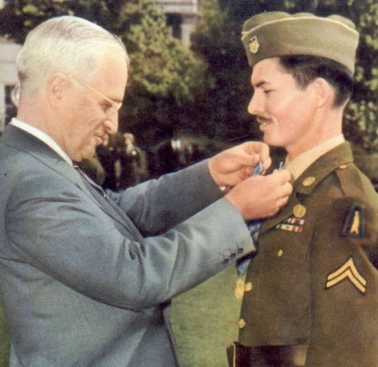 По соображениям совести: как медик спас 75 человек без оружия 5 FOTO 13 Desmond Doss poluchaet Medal Pochyota iz ruk prezidenta Garri Trumena По соображениям совести: как медик спас 75 человек без оружия